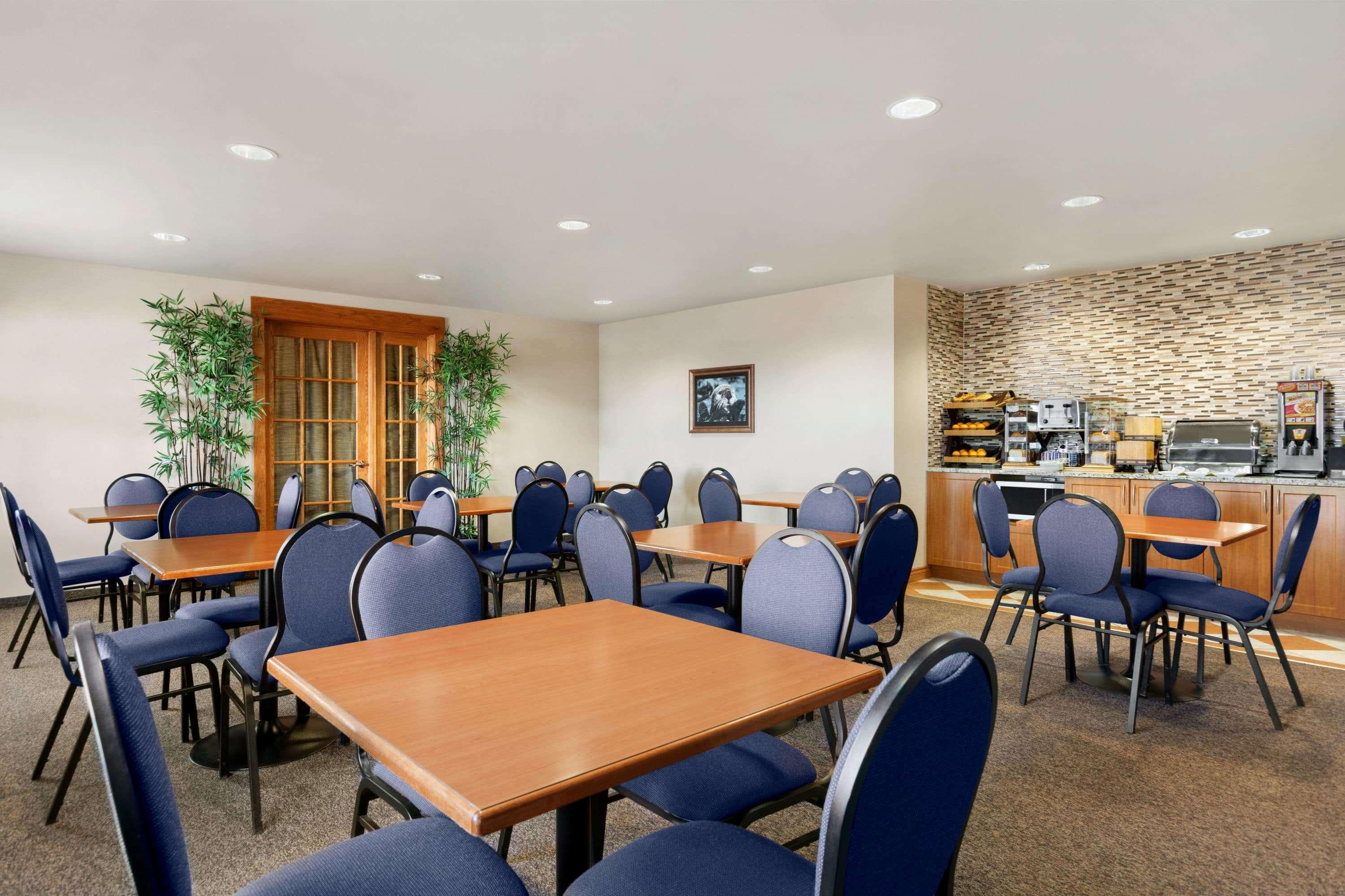 Days Inn & Suites By Wyndham Thompson Εξωτερικό φωτογραφία