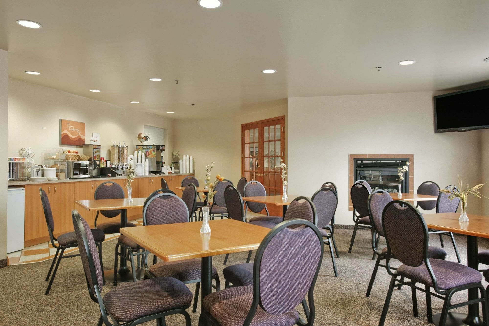 Days Inn & Suites By Wyndham Thompson Εξωτερικό φωτογραφία